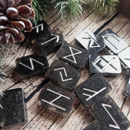 Runensteine schwarz frozen