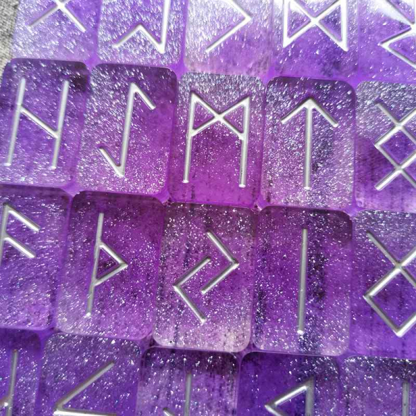 Runensteine mit Vegvisir Frozen violett
