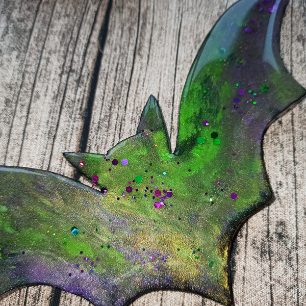 Resinbild Fledermaus Toxic Bat, original Kunstwerk, Halloweendeko, Epoxidharzbild, Resinart