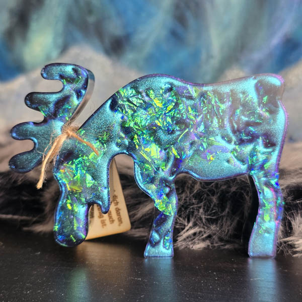 Handgefertigter Resin-Deko-Elch Janne mit funkelnden Polarlichtern – einzigartiges Kunstwerk aus der Nordlichtbande, perfekt als Winter- und Weihnachtsdekoration.