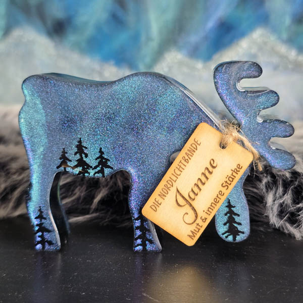 Handgefertigter Resin-Deko-Elch Janne mit funkelnden Polarlichtern – einzigartiges Kunstwerk aus der Nordlichtbande, perfekt als Winter- und Weihnachtsdekoration.