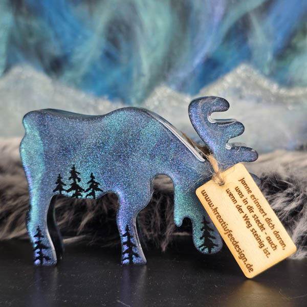 Handgefertigter Resin-Deko-Elch Janne mit funkelnden Polarlichtern – einzigartiges Kunstwerk aus der Nordlichtbande, perfekt als Winter- und Weihnachtsdekoration.