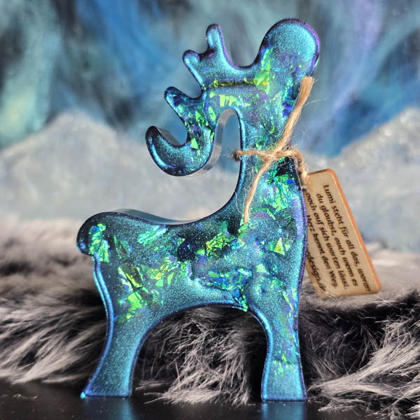 Handgefertigter Resin-Deko-Elch Lumi mit funkelnden Polarlichtern – einzigartiges Kunstwerk aus der Nordlichtbande, perfekt als Winter- und Weihnachtsdekoration.