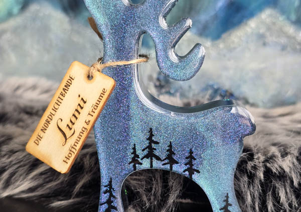 Handgefertigter Resin-Deko-Elch Lumi mit funkelnden Polarlichtern – einzigartiges Kunstwerk aus der Nordlichtbande, perfekt als Winter- und Weihnachtsdekoration.