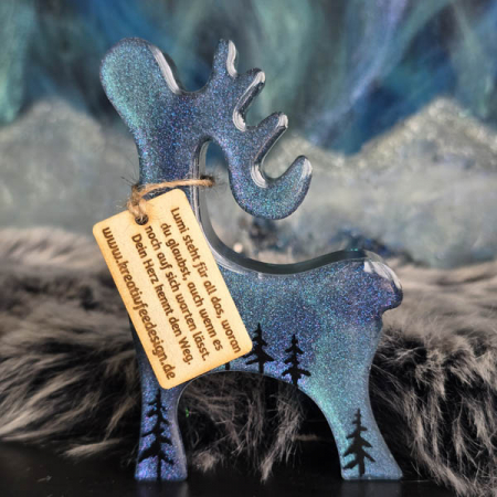 Handgefertigter Resin-Deko-Elch Lumi mit funkelnden Polarlichtern – einzigartiges Kunstwerk aus der Nordlichtbande, perfekt als Winter- und Weihnachtsdekoration.