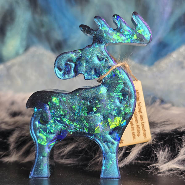 Handgefertigter Resin-Deko-Elch Mikka mit funkelnden Polarlichtern – einzigartiges Kunstwerk aus der Nordlichtbande, perfekt als Winter- und Weihnachtsdekoration.
