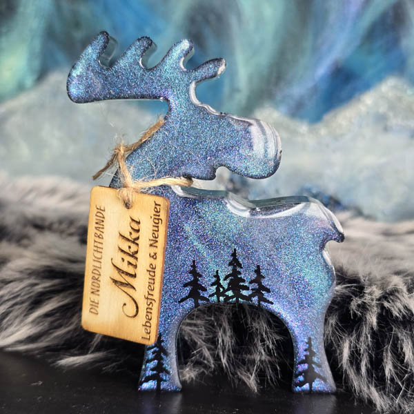 Handgefertigter Resin-Deko-Elch Mikka mit funkelnden Polarlichtern – einzigartiges Kunstwerk aus der Nordlichtbande, perfekt als Winter- und Weihnachtsdekoration.