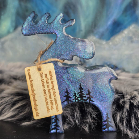 Handgefertigter Resin-Deko-Elch Mikka mit funkelnden Polarlichtern – einzigartiges Kunstwerk aus der Nordlichtbande, perfekt als Winter- und Weihnachtsdekoration.