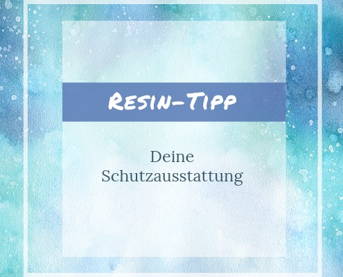 Notwendige Schutzausrüstung für Resin: Atemschutzmaske mit A2P2 Filter, Nitrilhandschuhe und Schutzbrille auf dem Arbeitstisch.
