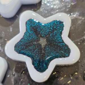 Schwarzes Epoxidharz gemischt mit Colorshift Pigment zeigt dunklen metallischen Effekt.