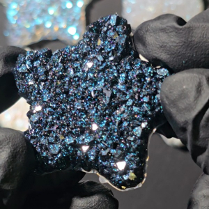 Schwarzes Epoxidharz gemischt mit Colorshift Pigment zeigt dunklen metallischen Effekt.