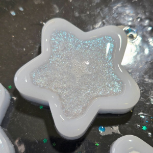 Transparentes Epoxidharz mit eingerührtem Nordic Colorshift Pigment zeigt magischen Glitzereffekt.