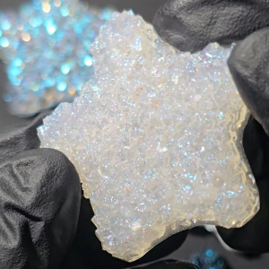 Transparentes Epoxidharz mit eingerührtem Nordic Colorshift Pigment zeigt magischen Glitzereffekt.