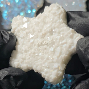 Weiß eingefärbtes Resin mit Nordic Colorshift Pigment ergibt einen perlmuttartigen Glanz.