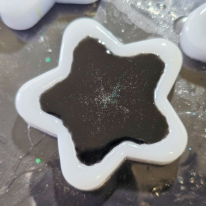 Intensiver Colorshift Effekt auf schwarzem Resin Untergrund zeigt kräftigen Farbwechsel.