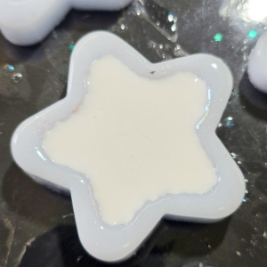 Colorshift Pigment auf weißem Hintergrund in Epoxidharz für hellen Farbeffekt.