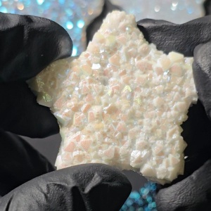 Colorshift Pigment auf weißem Hintergrund in Epoxidharz für hellen Farbeffekt.