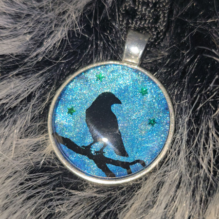Edle Polarlicht Kunst aus UV Harz mit Rabe Silhouette und Glitzer Effekten