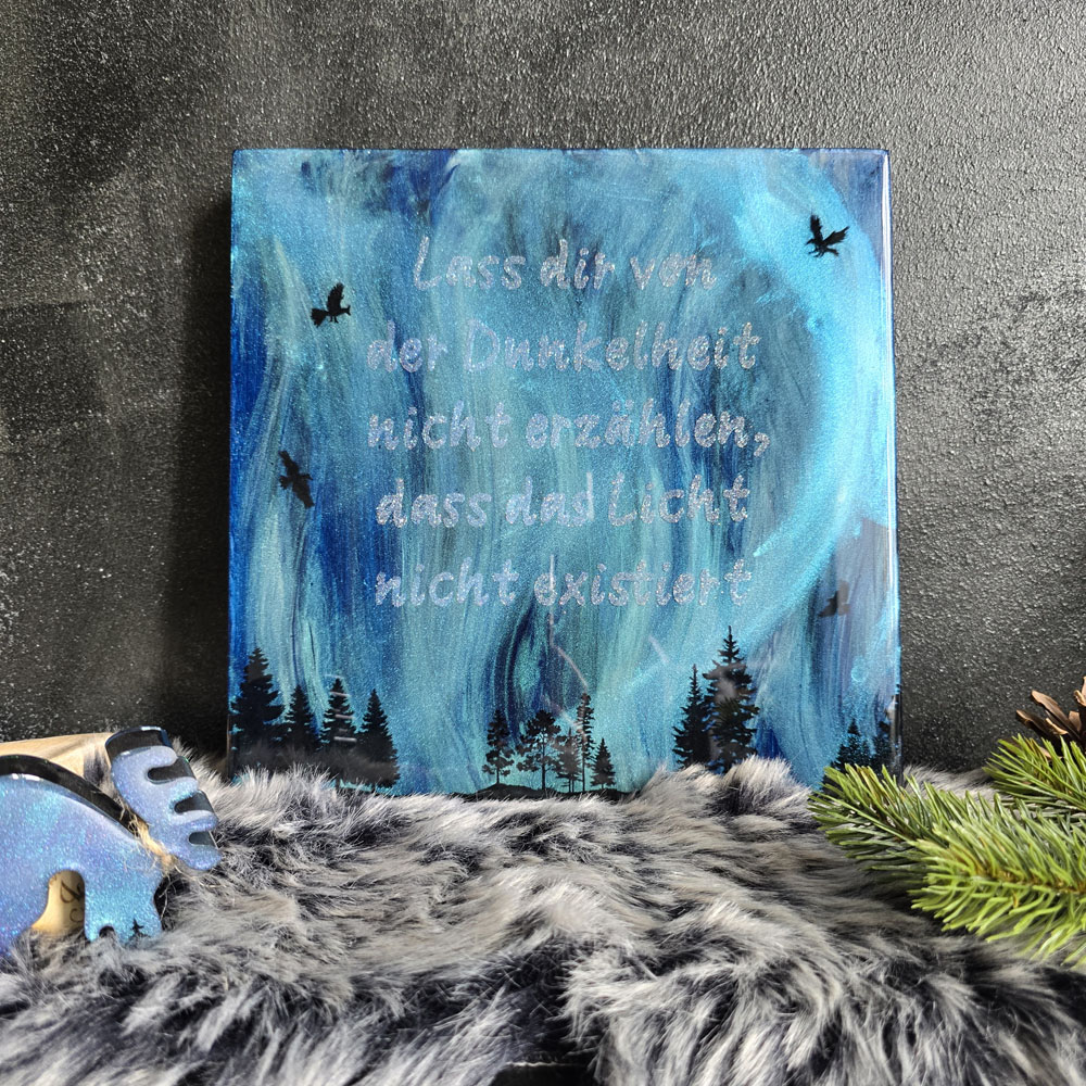 Das quadratische Aurora Borealis Harzbild als stilvolle Wanddekoration im Wohnzimmer bei natürlichem Lichteinfall.