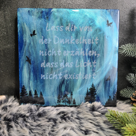 Handgemachtes Polarlicht Kunstwerk aus Epoxidharz mit dem Mutmacher Spruch Lass dir von der Dunkelheit nicht erzählen dass das Licht nicht existiert.
