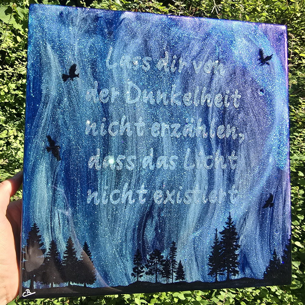 Nahaufnahme eines Resin Kunstwerks mit Polarlicht Effekt in Blau, Grün und Violett mit schimmernden Color-Shift Pigmenten.